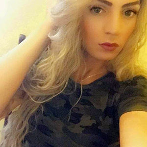 Trans Maya Escort Shemale Berlin mit kleinen Titten TS Girl Haus Hotel bestellen